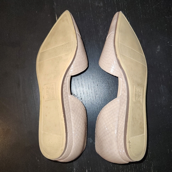 Naturalizer Point Toe Flats, Nude snake 😍🐍 Like new! Size 7 - Picture 7 of 10
